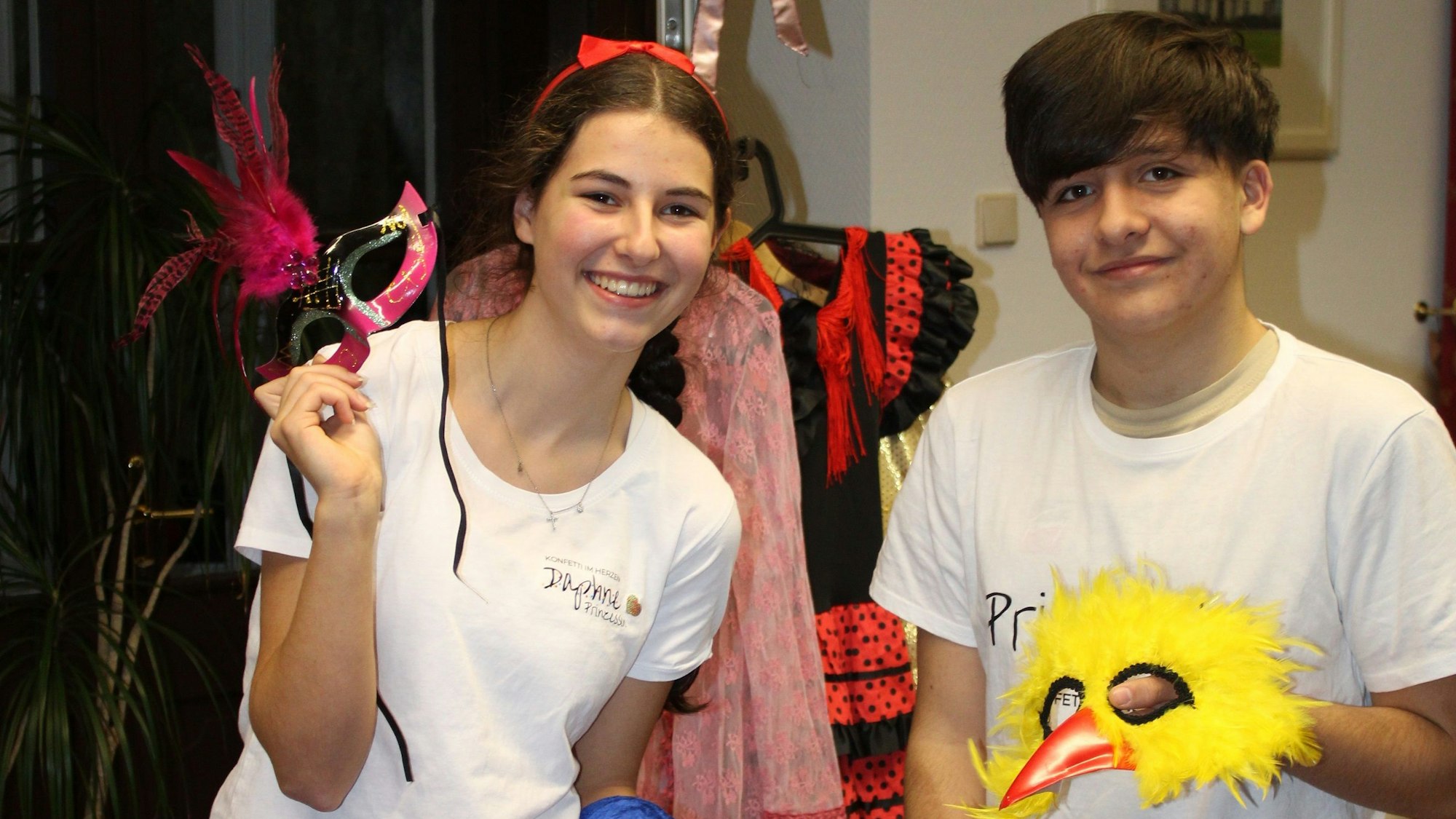 Das Engelskirchener Kinderprinzenpaar Daphne und Ole, hier im Dezember 2022, stöbert in Second-Hand-Kostümen beim BAV.