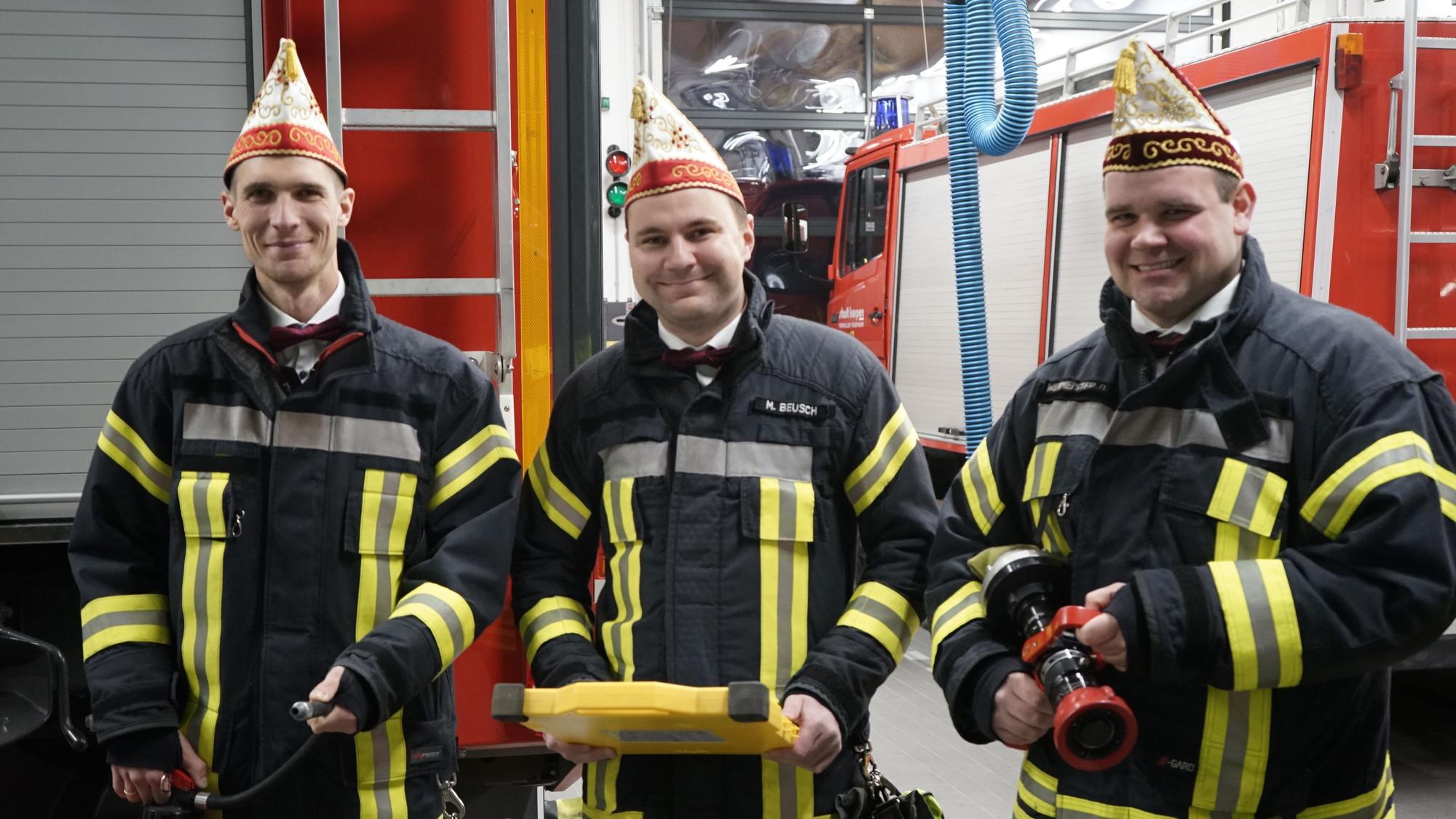 Das Manheimer Dreigestirn, hier im Dezember 2022, besteht ausschließlich aus Feuerwehrleuten: Jungfrau Michaela, Prinz Marvin und Bauer Daniel in ihrer Feuerwehruniform und Narrenkappe.