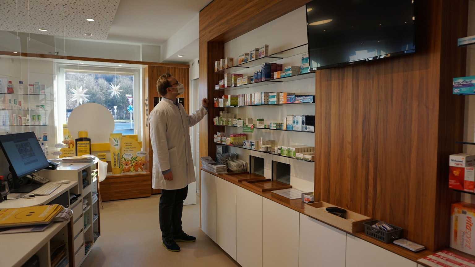 In der Schwanenapotheke in Bad Münstereifel sortiert Famulant Simon Pielen, hier im Januar 2023, die Medikamente gegen Erkältung, die vorhanden sind, in die Regale. Derzeit kämpfen Apotheken im Kreis Euskirchen mit Medikamentenmangel.