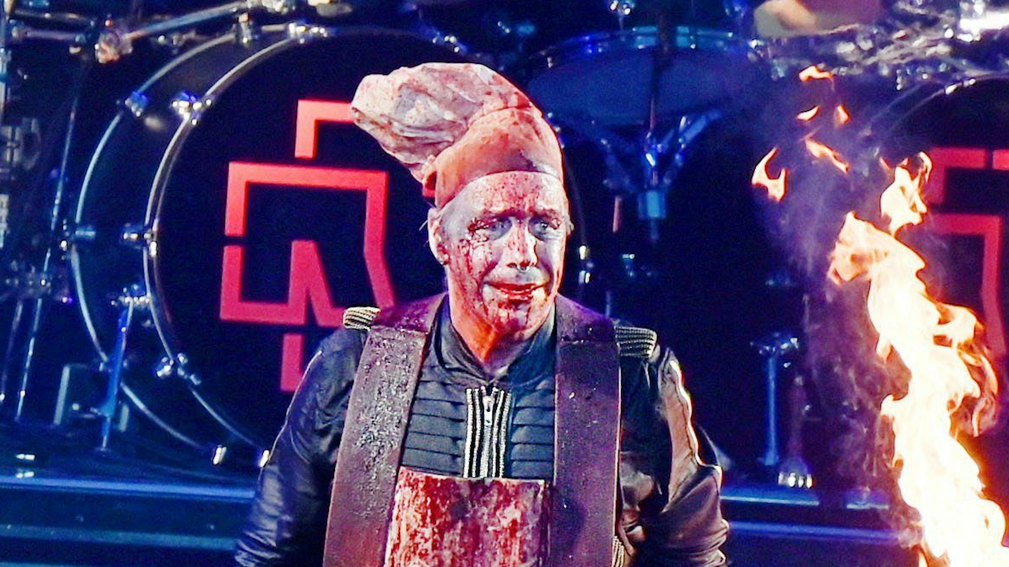 Rammstein Frontsänger Till Lindemann performt den Song «Mein Teil» auf der Bühne.