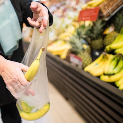 ARCHIV - 26.10.2017, Nordrhein-Westfalen, Kaarst: ILLUSTRATION - Eine Frau legt in einem Supermarkt eine lose Banane in eine Plastiktüte. (zu dpa «Bundesumweltministerin Svenja Schulze (SPD) stellt Fünf-Punkte-Plan für weniger Plastik und mehr Recycling vor» vom 26.11.2018) Foto: Marcel Kusch/dpa +++ dpa-Bildfunk +++