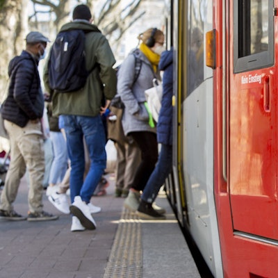 Gäste steigen an der KVB-Haltestelle Neumarkt in die Stadtbahn.