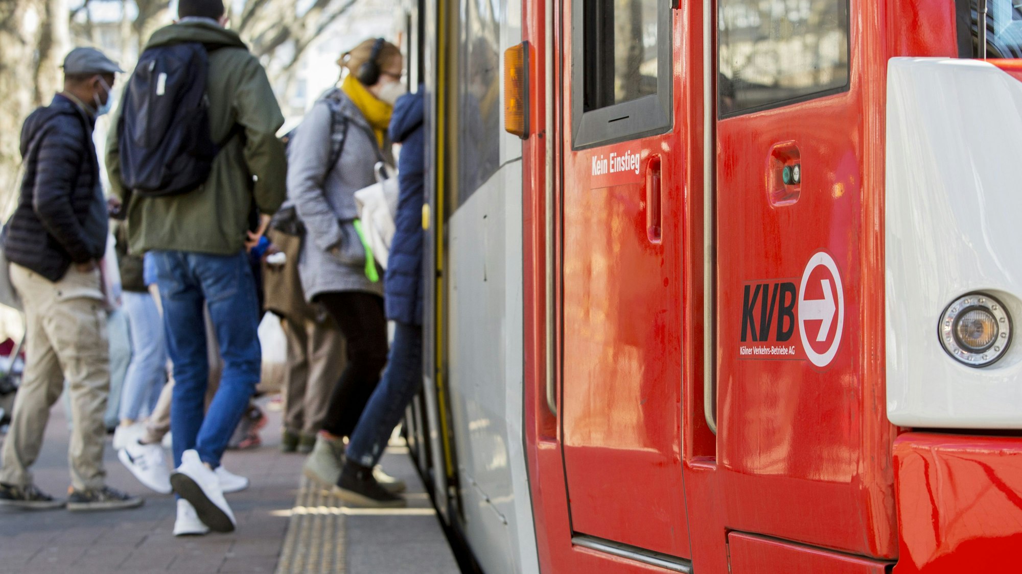 Gäste steigen an der KVB-Haltestelle Neumarkt in die Stadtbahn.