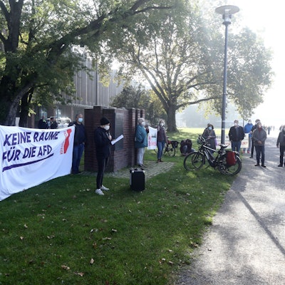 Demonstranten protestieren gegen eine Veranstaltung der AfD im Oktober 2021.