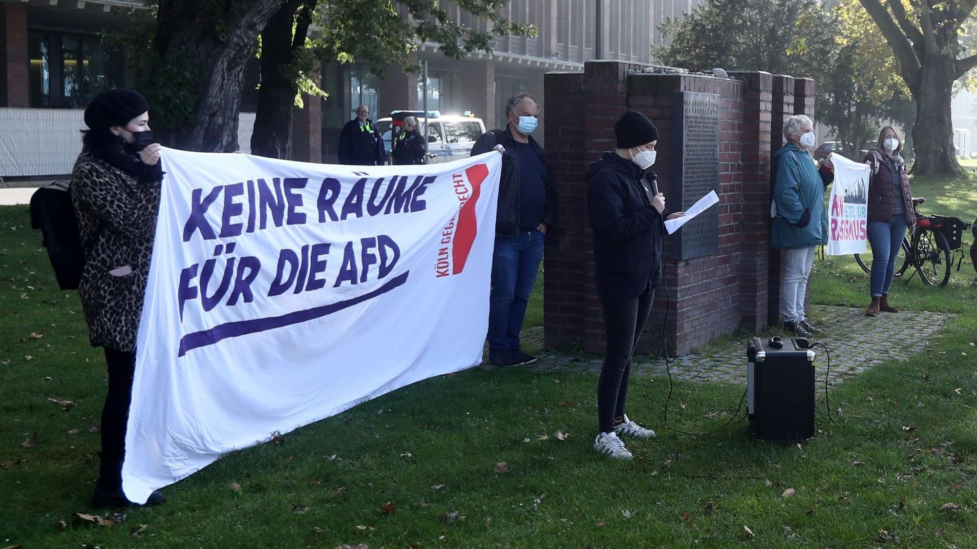 Demonstranten protestieren gegen eine Veranstaltung der AfD im Oktober 2021.