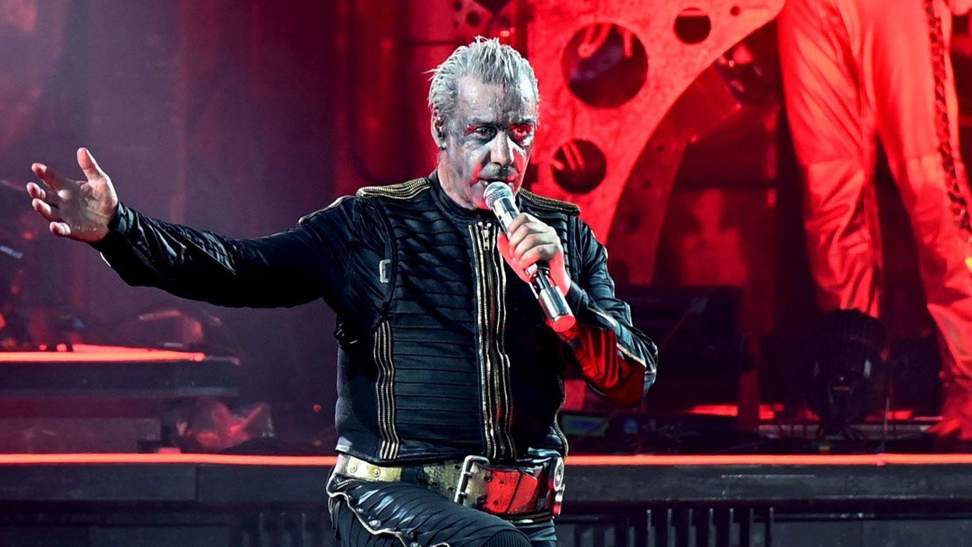 Rammstein Frontsänger Till Lindemann auf der Bühne
