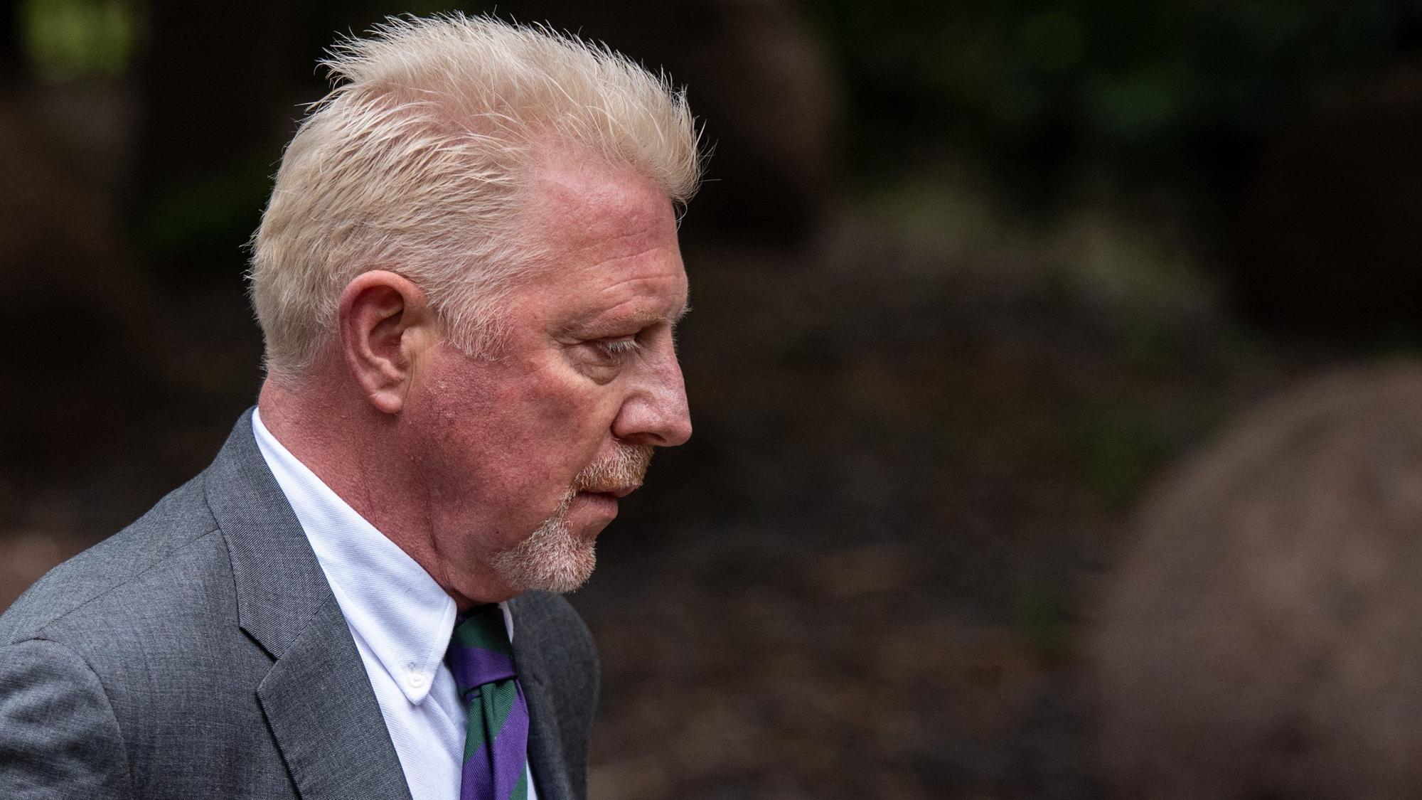 Mit Anzug und Krawatte ist Boris Becker in London unterwegs.