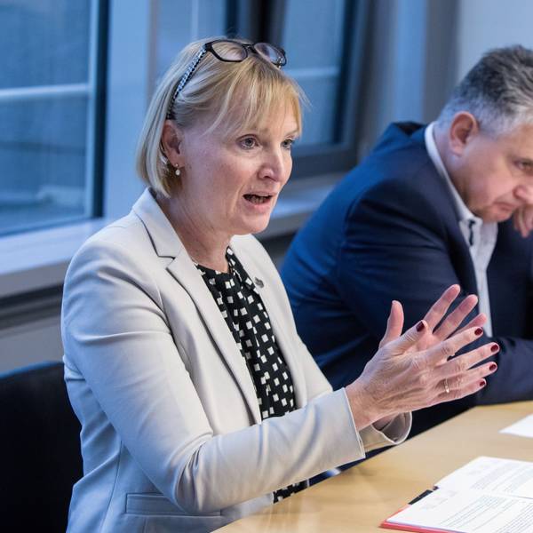 Das Bild zeigt Stefanie Haaks, Peter Densborn und Gunther Höhn (von links nach rechts) auf einer Pressekonferenz der KVB Kölner Verkehrsbetriebe zur Betriebsqualität