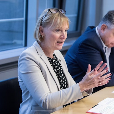 Das Bild zeigt Stefanie Haaks, Peter Densborn und Gunther Höhn (von links nach rechts) auf einer Pressekonferenz der KVB Kölner Verkehrsbetriebe zur Betriebsqualität