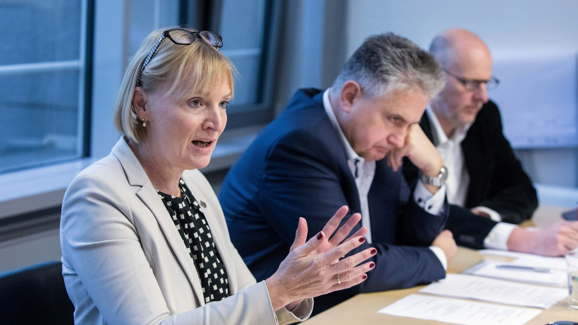 Das Bild zeigt Stefanie Haaks, Peter Densborn und Gunther Höhn (von links nach rechts) auf einer Pressekonferenz der KVB Kölner Verkehrsbetriebe zur Betriebsqualität