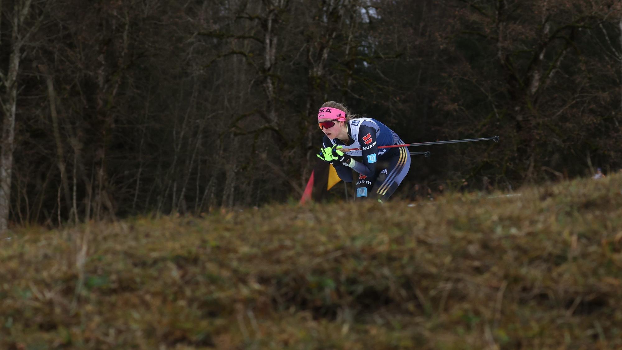 Bayern: Bei den Wettkämpfen am Mittwoch im Langlauf-Weltcup-Event in Oberstdorf ist nur eine schmale Spur präpariert, der Rest ist grün.