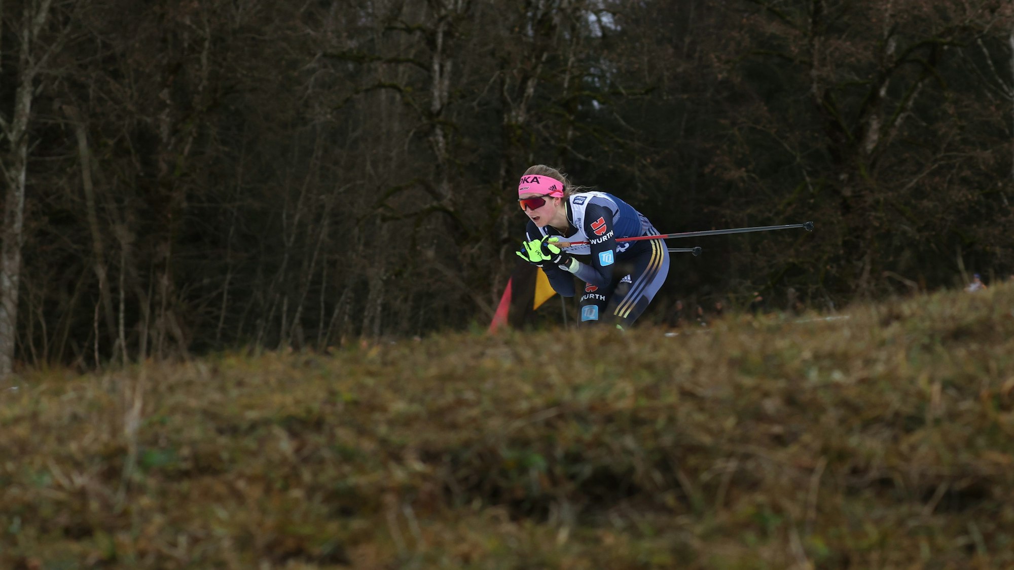 Bayern: Bei den Wettkämpfen am Mittwoch im Langlauf-Weltcup-Event in Oberstdorf ist nur eine schmale Spur präpariert, der Rest ist grün.