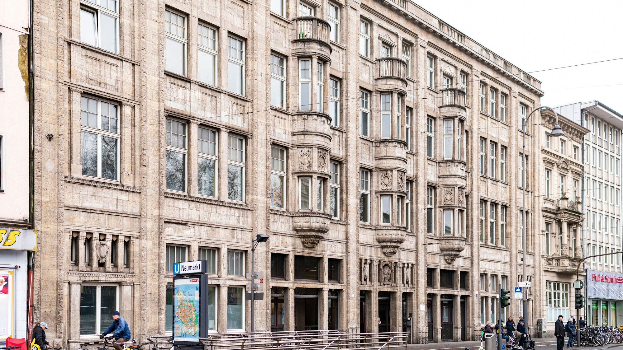 Eine Außenansicht des Kölner Gesundheitsamts am Neumarkt.