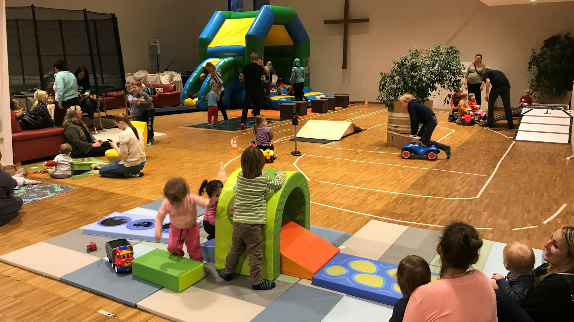 Hüpfburgen, Bobbycars und Krabbel-Parcours im Gemeindehaus an der Weiherstraße.