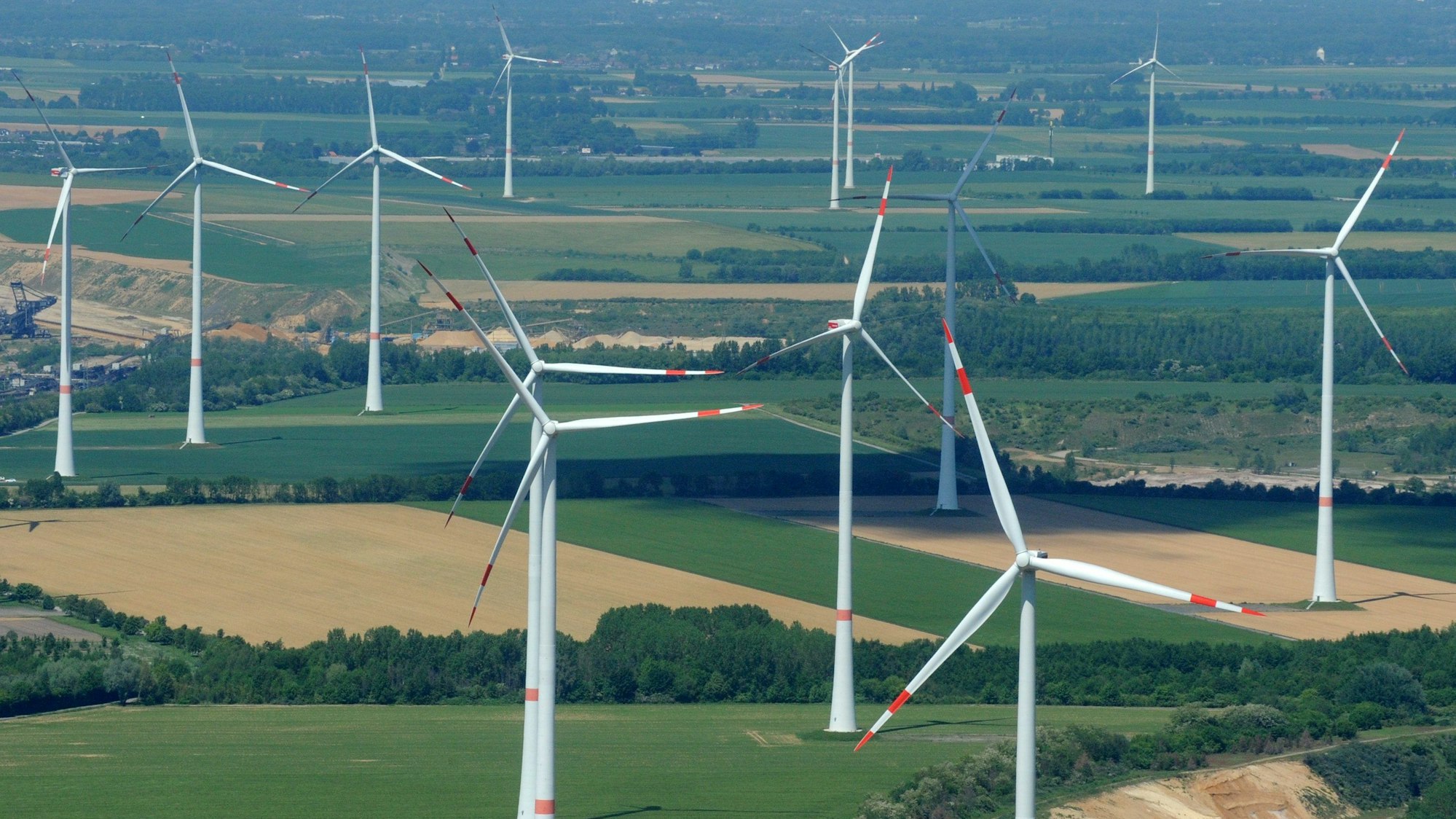 Der Windpark bei Bedburg im Januar 2021. In Bedburg funktioniert Windkraft als Einnahmequelle mit großem Erfolg.