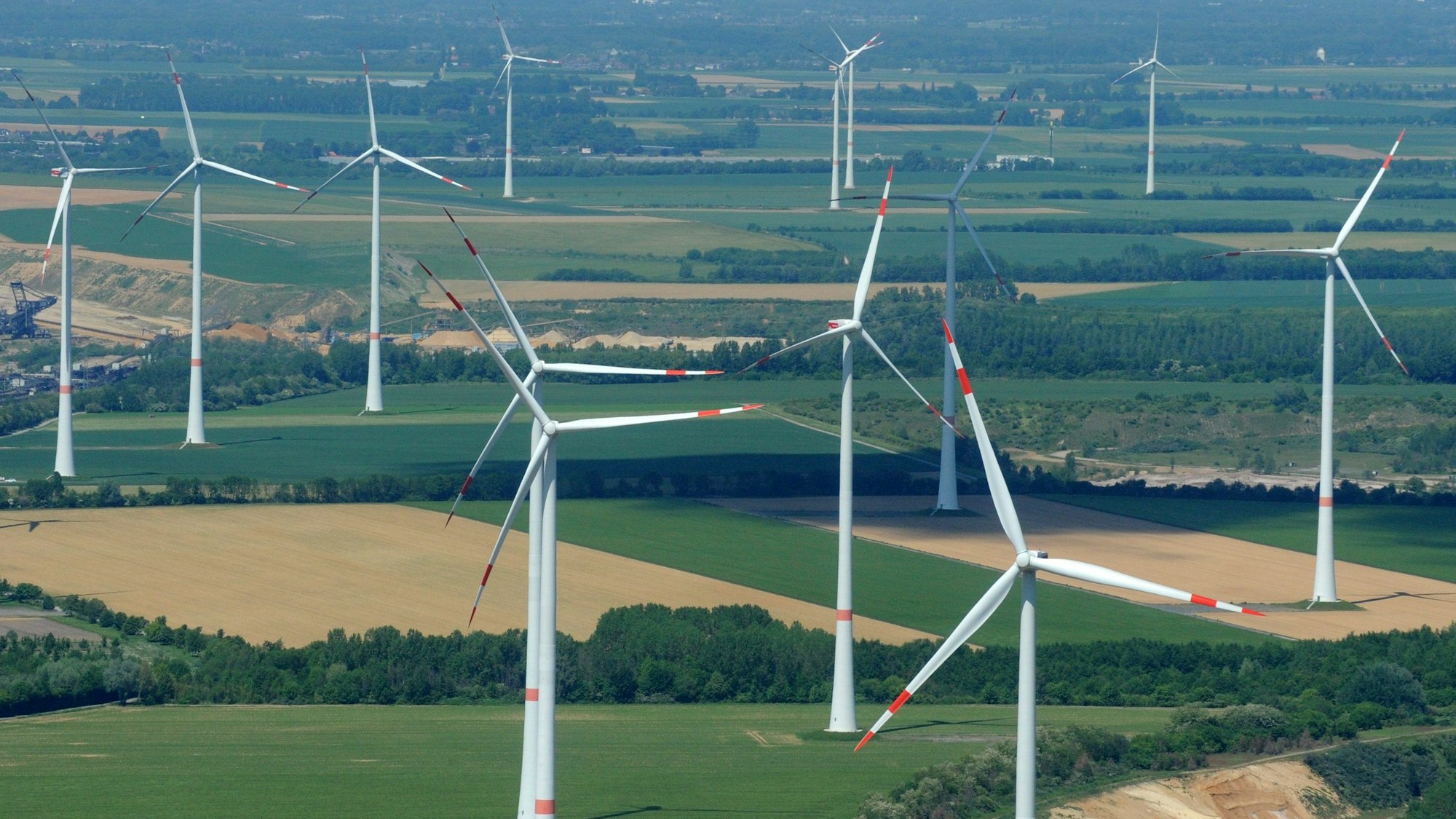 Der Windpark bei Bedburg im Januar 2021. In Bedburg funktioniert Windkraft als Einnahmequelle mit großem Erfolg.