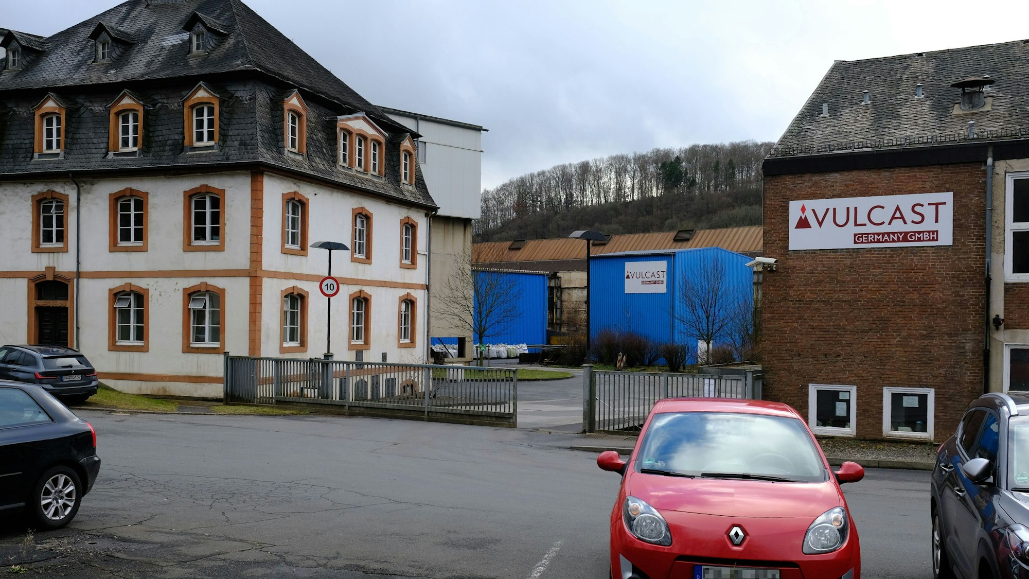 Autos stehen vor dem Firmengelände.