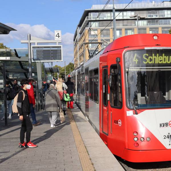 Eine KV-Bahn der Linie 4 an der Haltestelle Mülheim Wiener Platz
