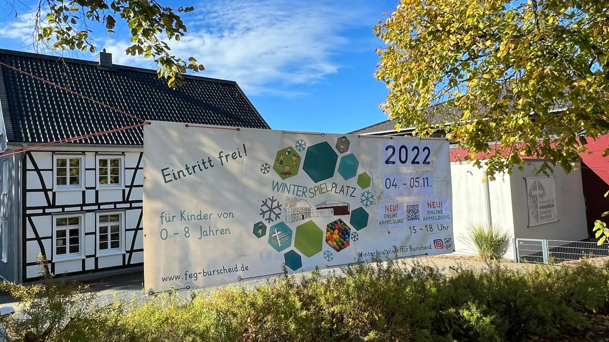 Werbe-Transparent für den Winterspielplatz vor dem Burscheider Gemeindehaus an der Weiherstraße.