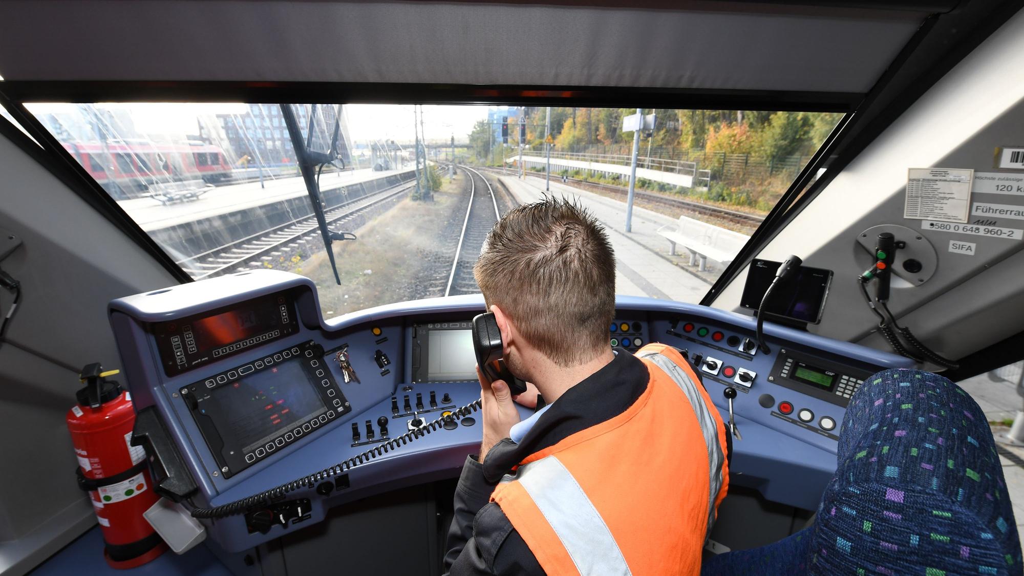 Der Auszubildende Christopher Strahl fährt im Rahmen seiner Ausbildung einen Triebwagen. Die Bahn informierte hier über die Ausbildungsmöglichkeiten zum Triebfahrzeugführer. Insgesamt arbeiten derzeit bei der Deutschen Bahn rund 18.000 Lokführer.