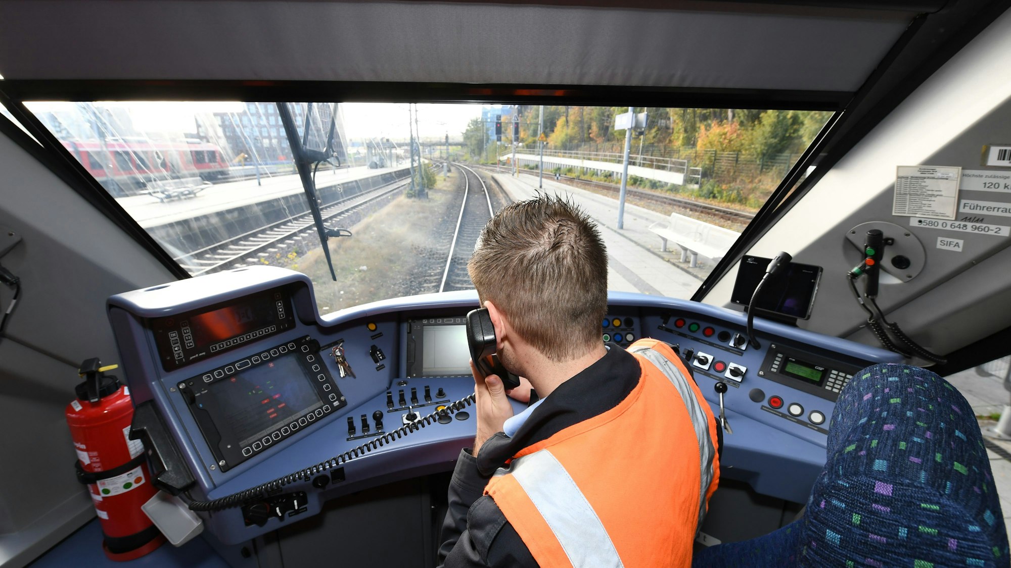 Der Auszubildende Christopher Strahl fährt im Rahmen seiner Ausbildung einen Triebwagen. Die Bahn informierte hier über die Ausbildungsmöglichkeiten zum Triebfahrzeugführer. Insgesamt arbeiten derzeit bei der Deutschen Bahn rund 18.000 Lokführer.