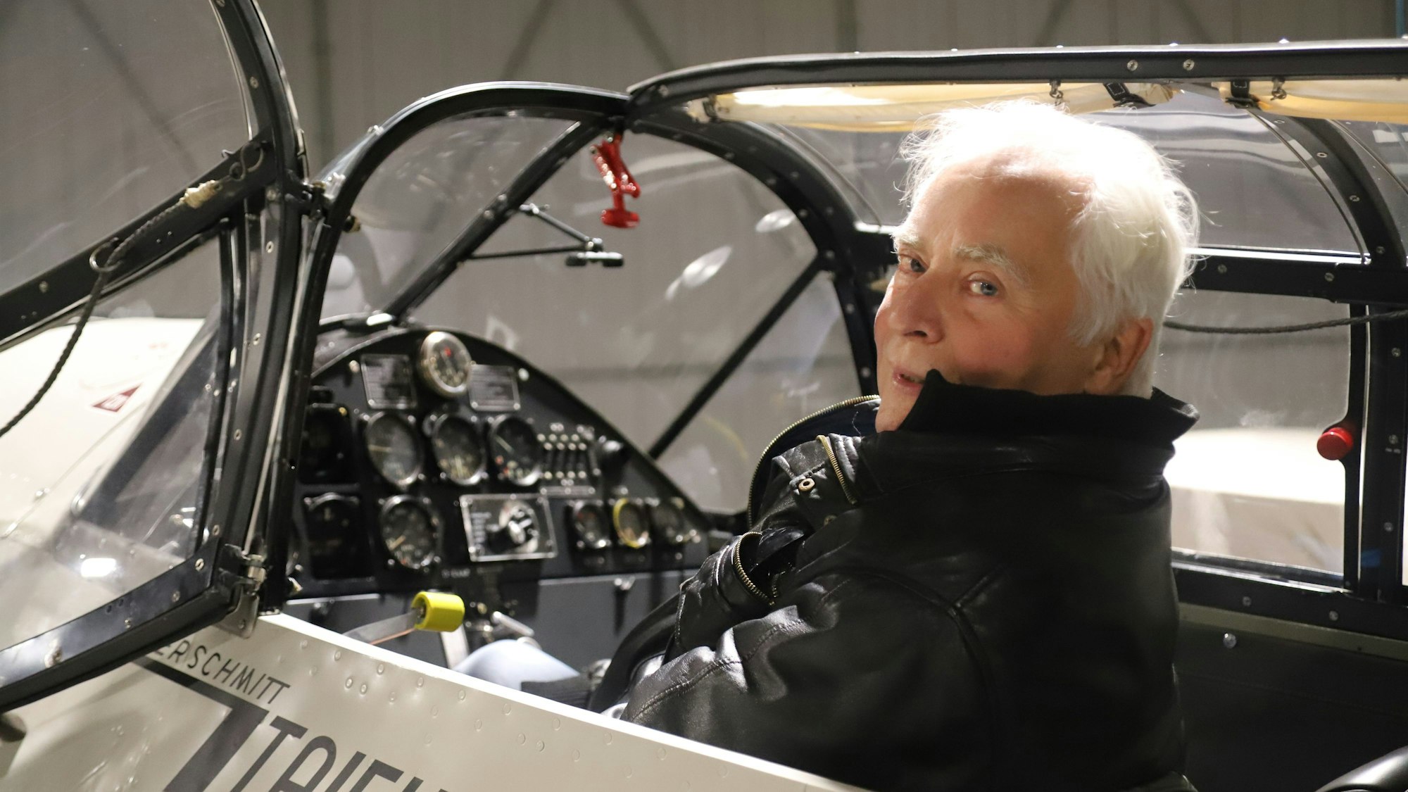 Professor Heinz-Dieter Schneider sitzt in der Maschine und schaut in die Kamera.