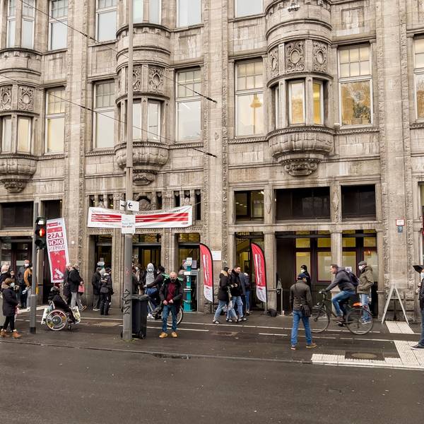 Warteschlange vor dem Kölner Gesundheitsamt am Neumarkt in der Kölner Innenstadt.