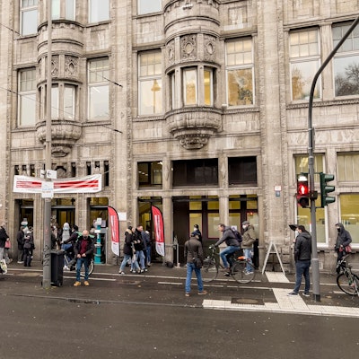 Warteschlange vor dem Kölner Gesundheitsamt am Neumarkt in der Kölner Innenstadt.