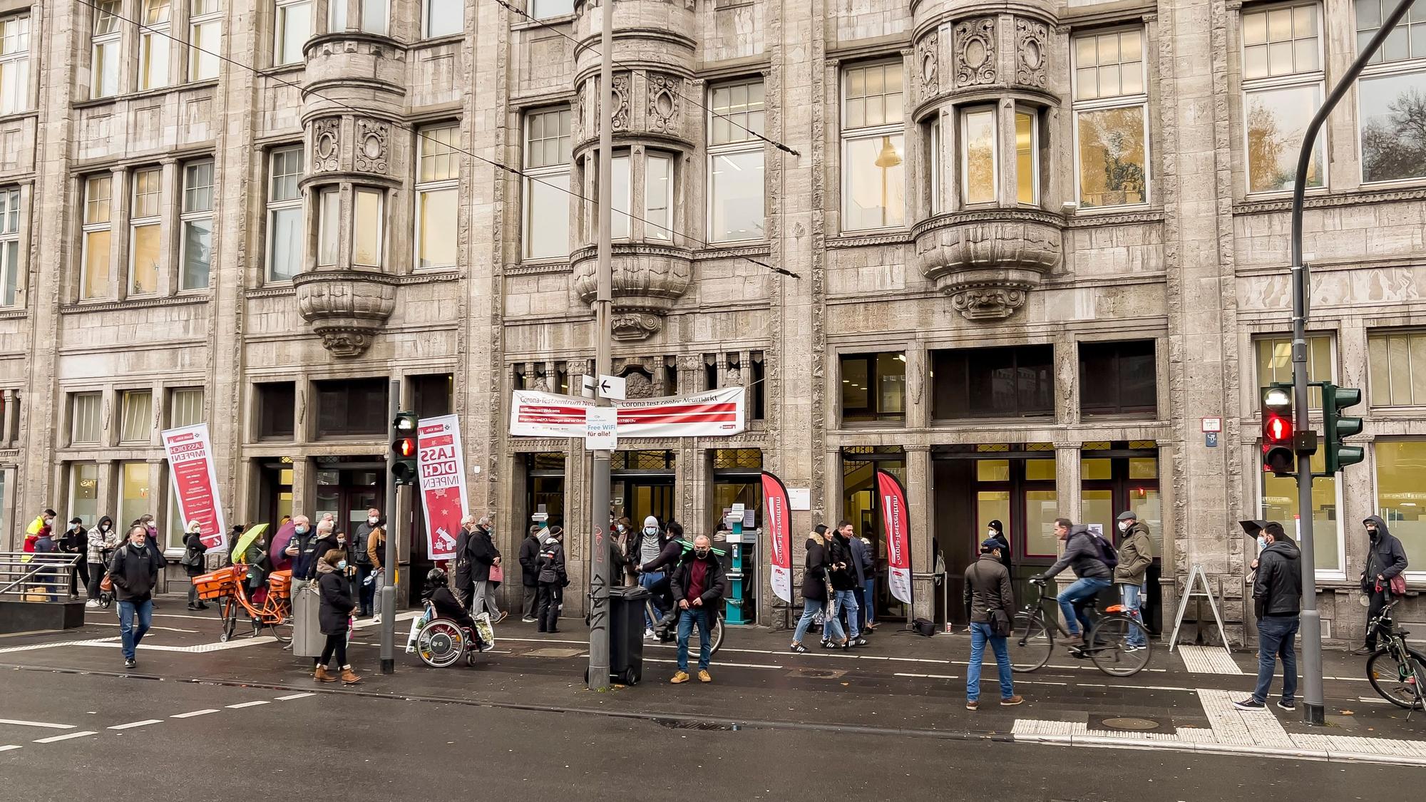 Warteschlange vor dem Kölner Gesundheitsamt am Neumarkt in der Kölner Innenstadt.