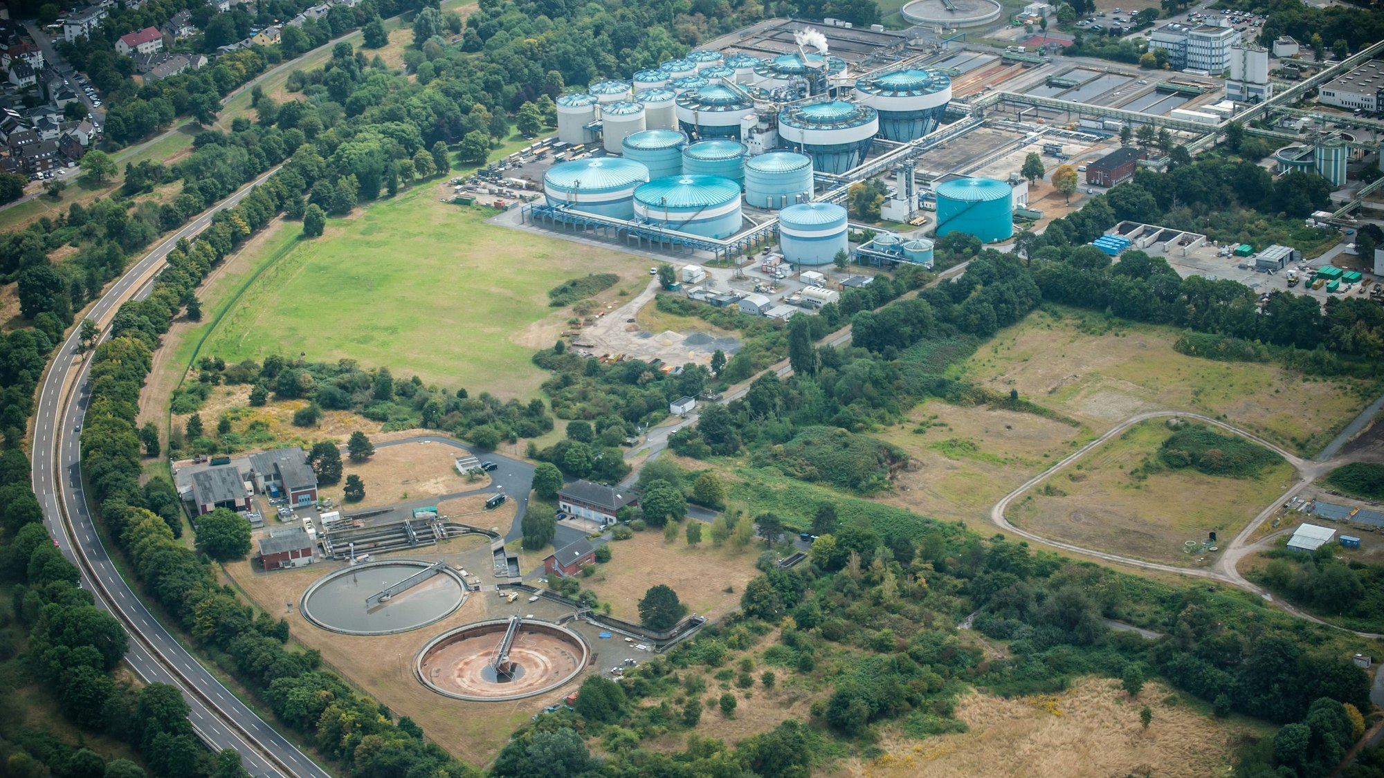 Luftbild des Gemeinschaftsklärwerks von Currenta und Wupperverband in Bürrig