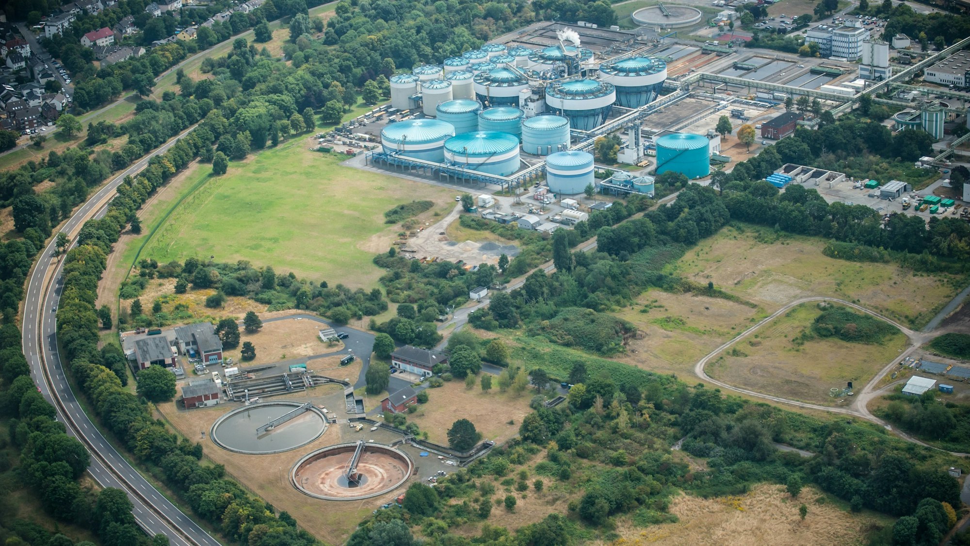Das Leverkusener Gemeinschaftsklärwerk von Wupperverband und Currenta aus der Luft
