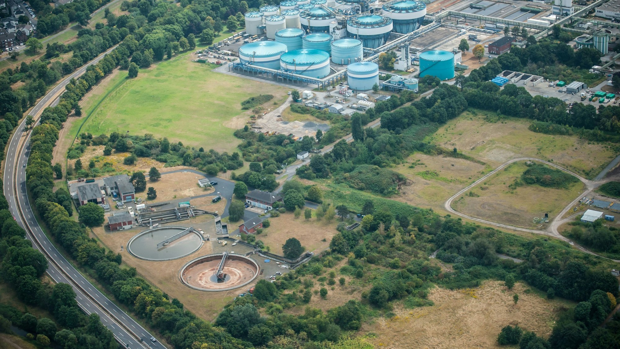 Klärwerk und Entsorgungszentrum in Bürrig aus der Luft