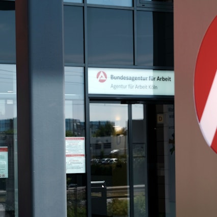 Das Foto zeigt die Agentur für Arbeit im Mai 2020 in Köln. Die Experten und Expertinnen der Agentur für Arbeit weisen auf weniger Langzeitarbeitslose im Agenturbezirk Bonn/Rhein-Sieg hin.