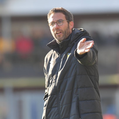 Der oberbergische Fußballtrainer Boris Schommers gestikuliert als Trainer des Viertligisten 1. FC Düren.