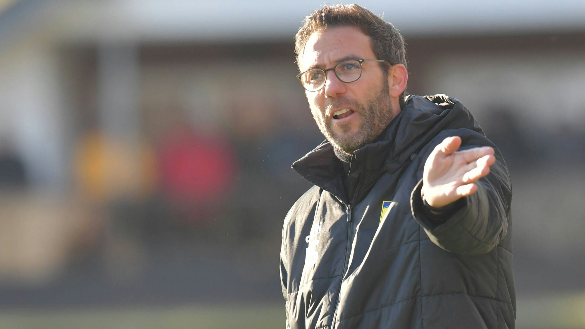 Der oberbergische Fußballtrainer Boris Schommers gestikuliert als Trainer des Viertligisten 1. FC Düren.