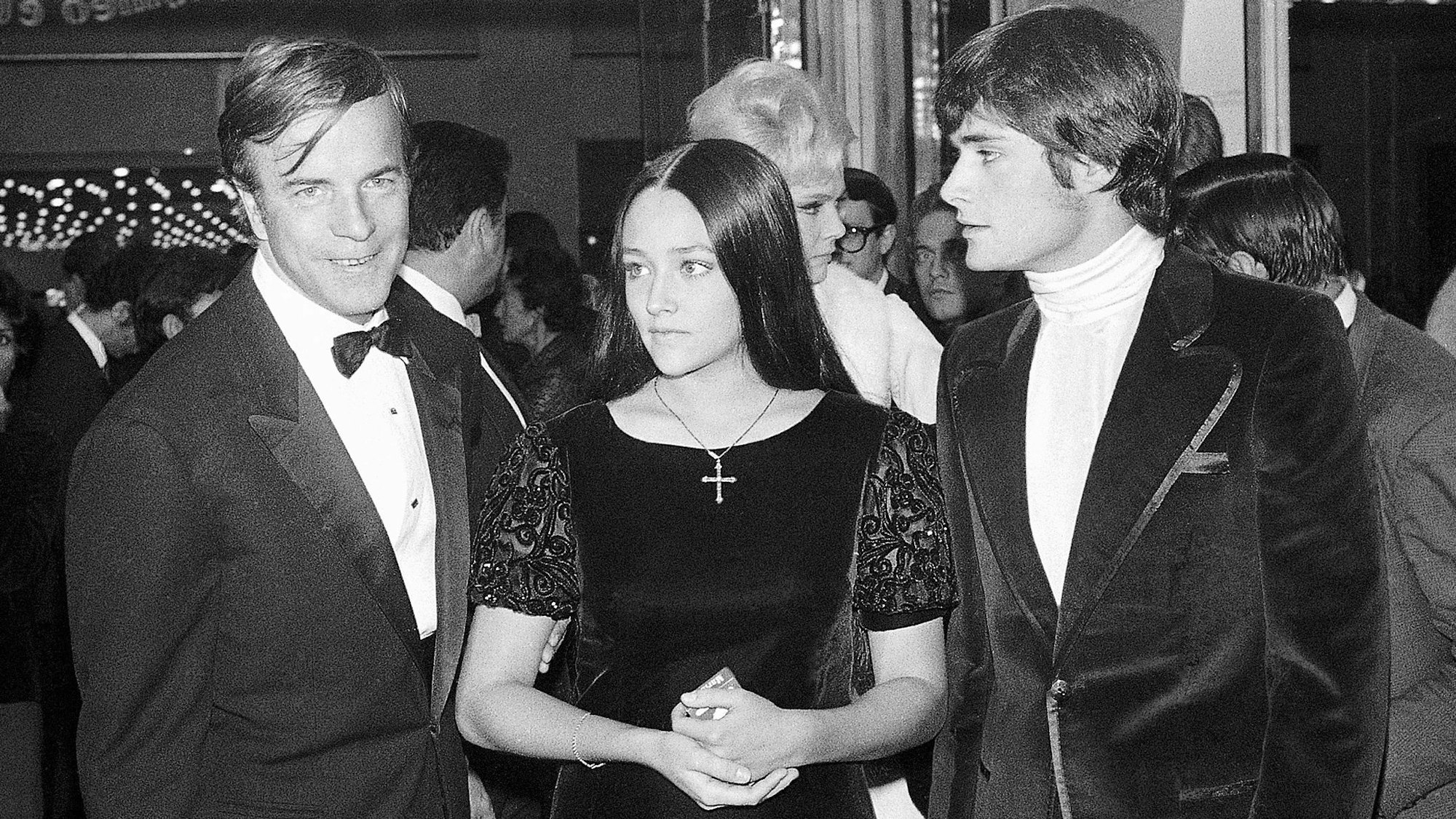 „Romeo und Julia“-Regisseur Franco Zeffirelli (l-r) und die britischen Schauspieler Olivia Hussey und Leonard Whiting stehen nach der Premiere des Films zusammen.