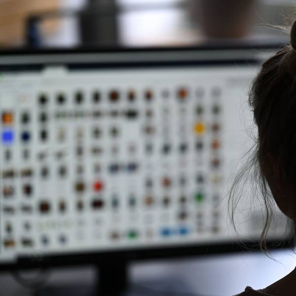 Eine Kriminaloberkommissarin beim Polizeipräsidium Mittelhessen sitzt in einem Büro vor einem Auswertungscomputer auf der Suche nach Kinderpornografie und Fällen von sexuellem Missbrauch