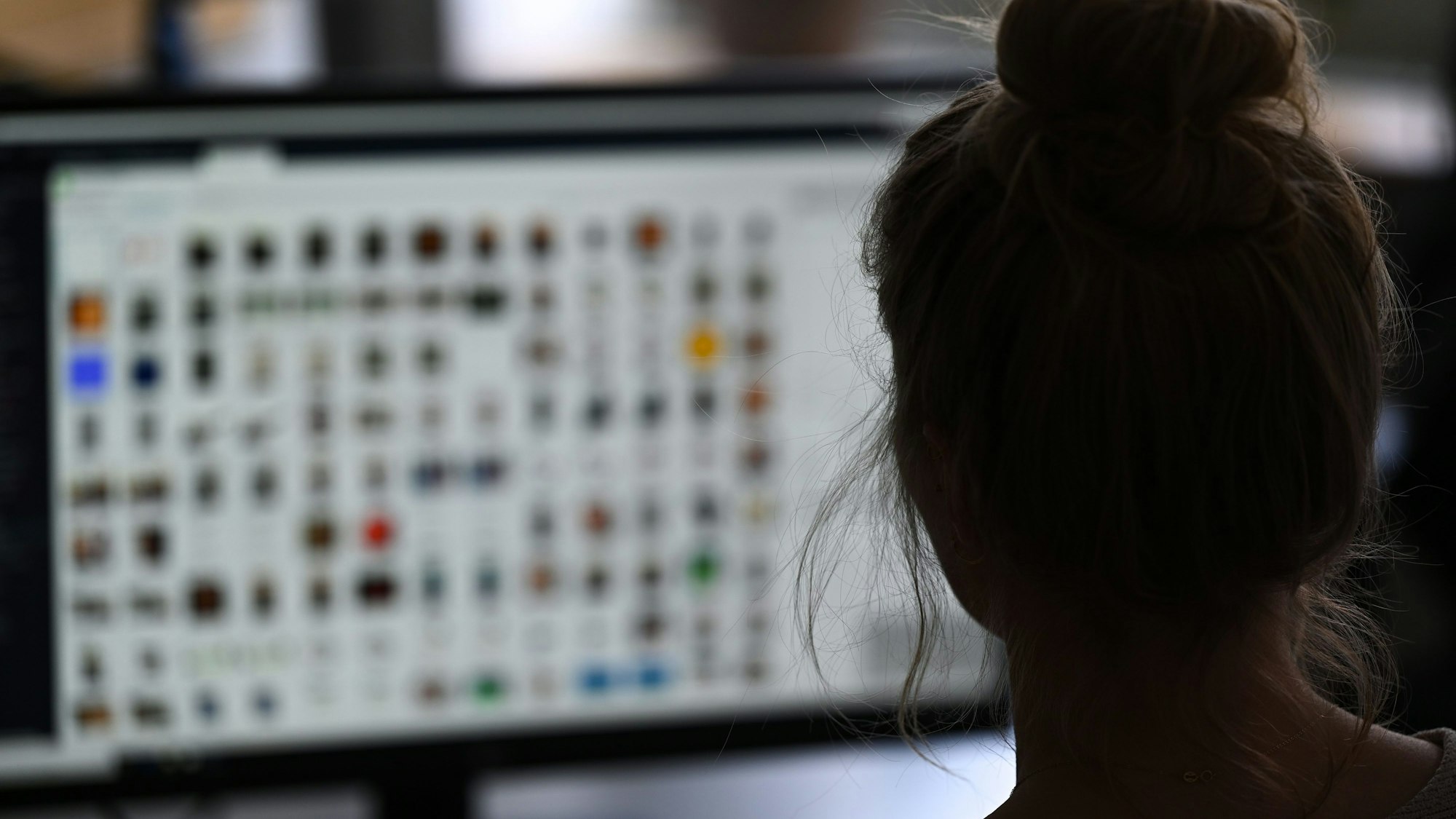 Eine Kriminaloberkommissarin beim Polizeipräsidium Mittelhessen sitzt in einem Büro vor einem Auswertungscomputer auf der Suche nach Kinderpornografie und Fällen von sexuellem Missbrauch. (Symbolbild)