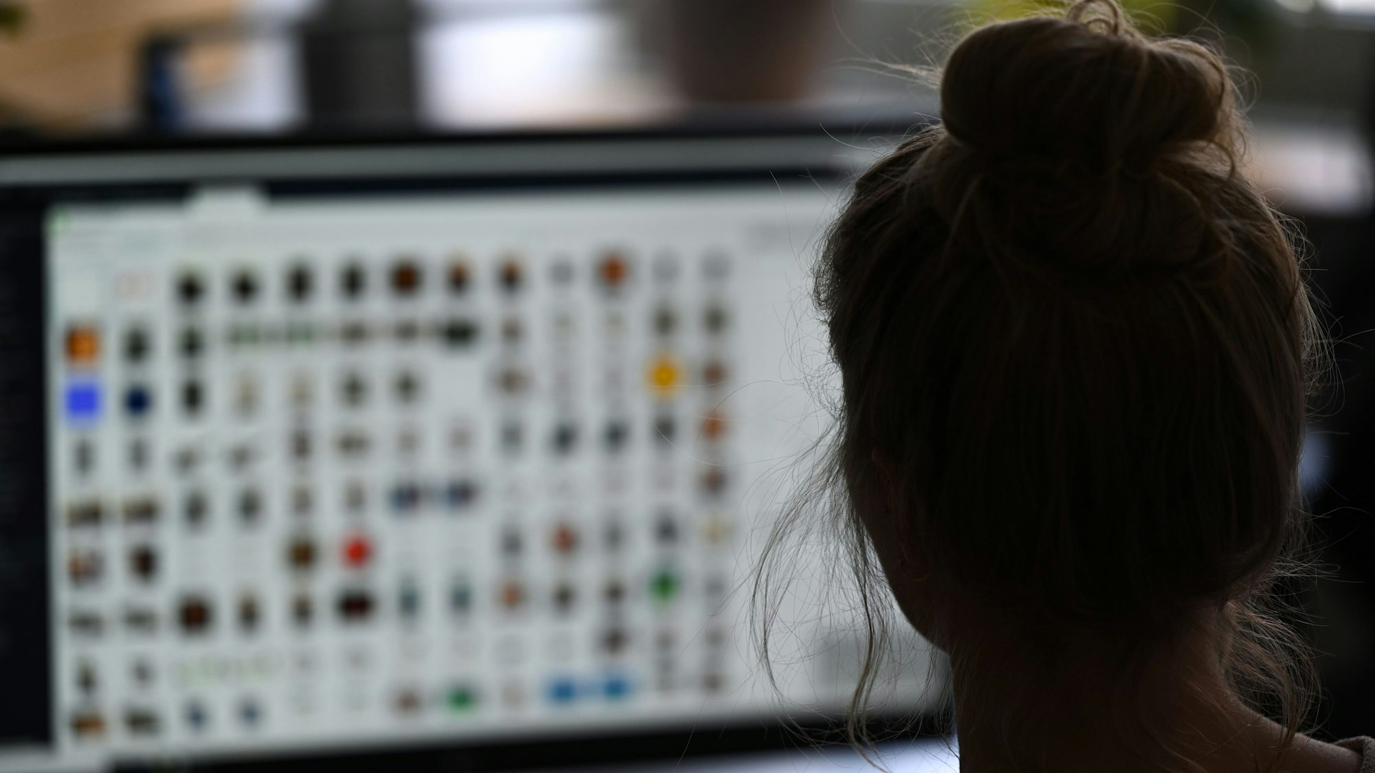 Eine Kriminaloberkommissarin beim Polizeipräsidium Mittelhessen sitzt in einem Büro vor einem Auswertungscomputer auf der Suche nach Kinderpornografie und Fällen von sexuellem Missbrauch