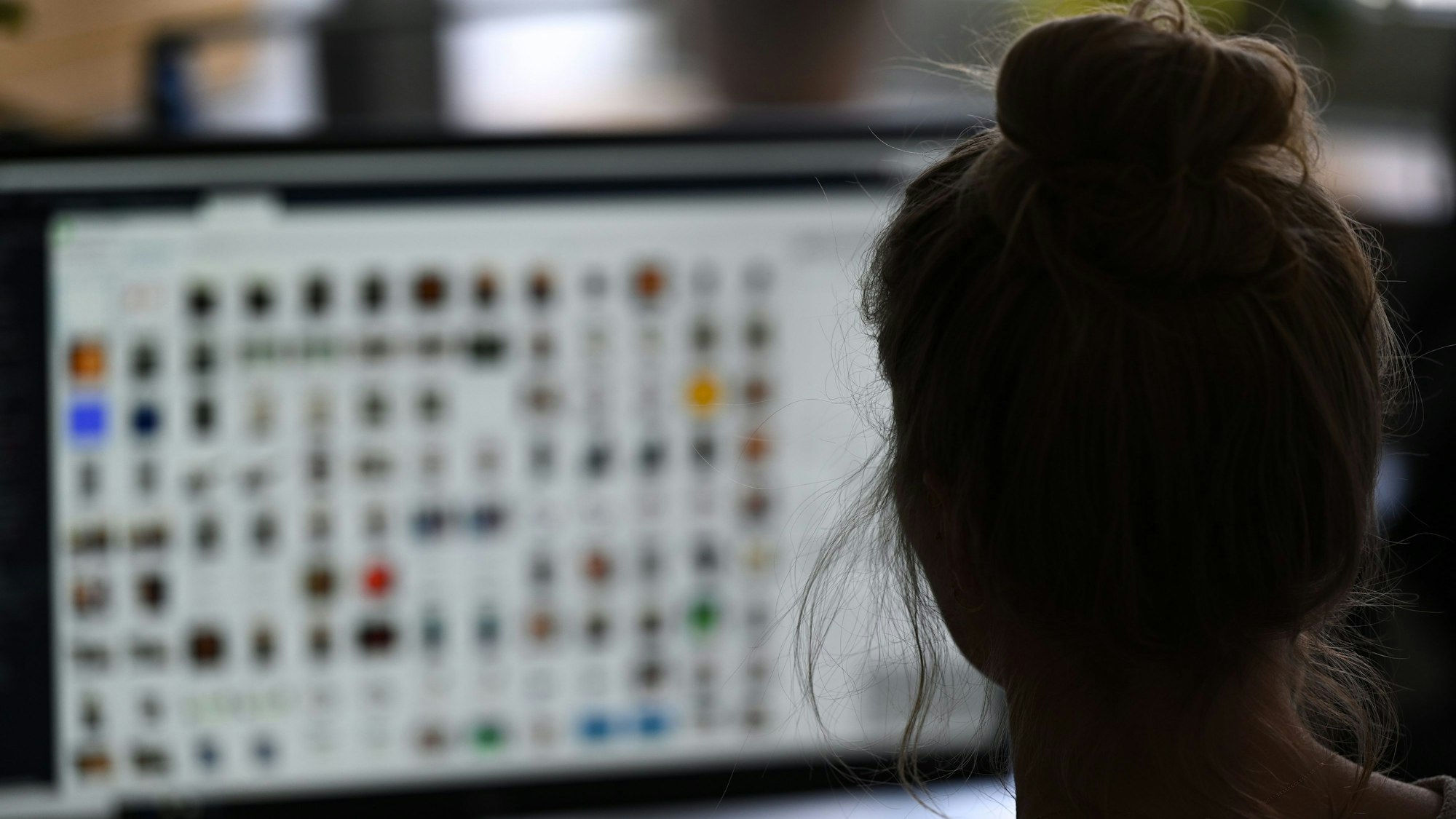 Eine Kriminaloberkommissarin sitzt in einem Büro vor einem Auswertungscomputer auf der Suche nach Kinderpornografie und Fällen von sexuellem Missbrauch.