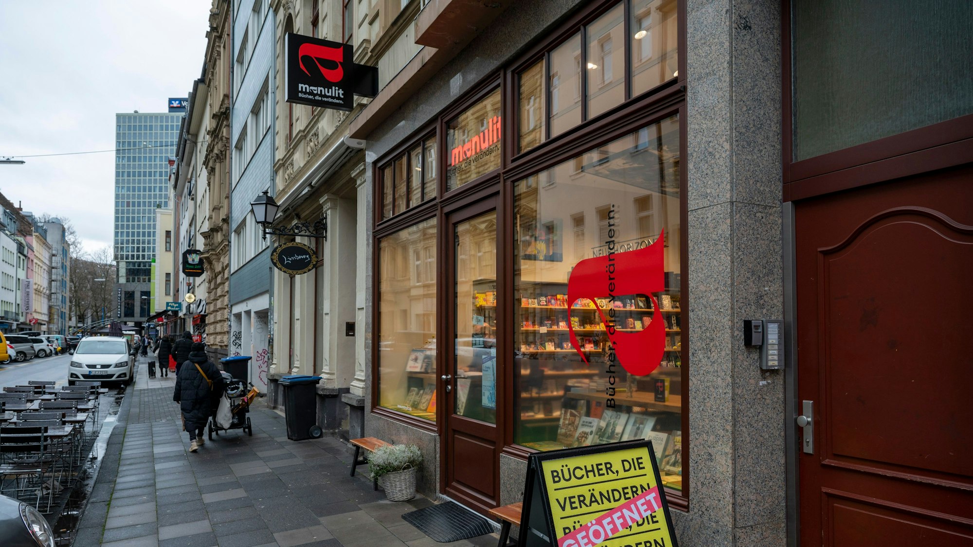 Das Bild zeigt den Buchladen mit großer Fensterfront in der Limburger Straße.