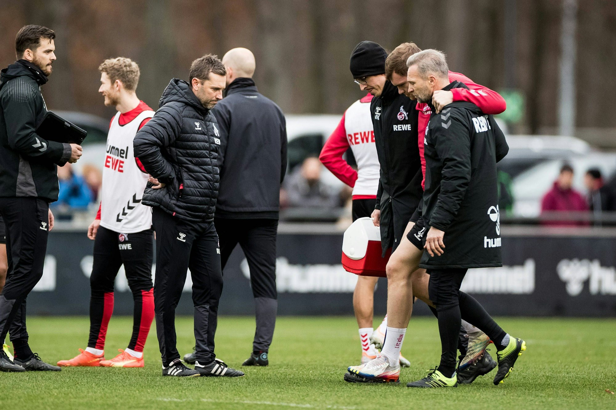 Training 1. FC Koeln 04.01.2023 Luca Kilian 1. FC Koeln, 15 wird von Physio Marvin Kreuzwieser und Uwe Gospodarek Torwart Trainer 1. FC Koeln vom Platz begleitet Training 1. FC Koeln Geissbockheim, 04.01.2023 *** Training 1 FC Koeln 04 01 2023 Luca Kilian 1 FC Koeln, 15 is escorted off the pitch by physio Marvin Kreuzwieser and Uwe Gospodarek goalkeeper coach 1 FC Koeln Training 1 FC Koeln Geissbockheim, 04 01 2023 Copyright: xBEAUTIFULxSPORTS/Wunderlx