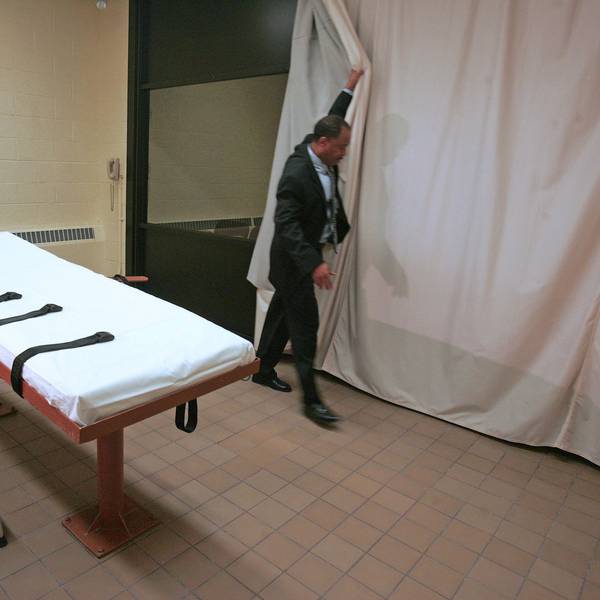 Larry Greene, Pressesprecher der Southern Ohio Correctional Facility, demonstriert wie im Gefängnis in Lucasville (Ohio) ein Vorhang zwischen Hinrichtungsraum und Zeugenraum gezogen wird.