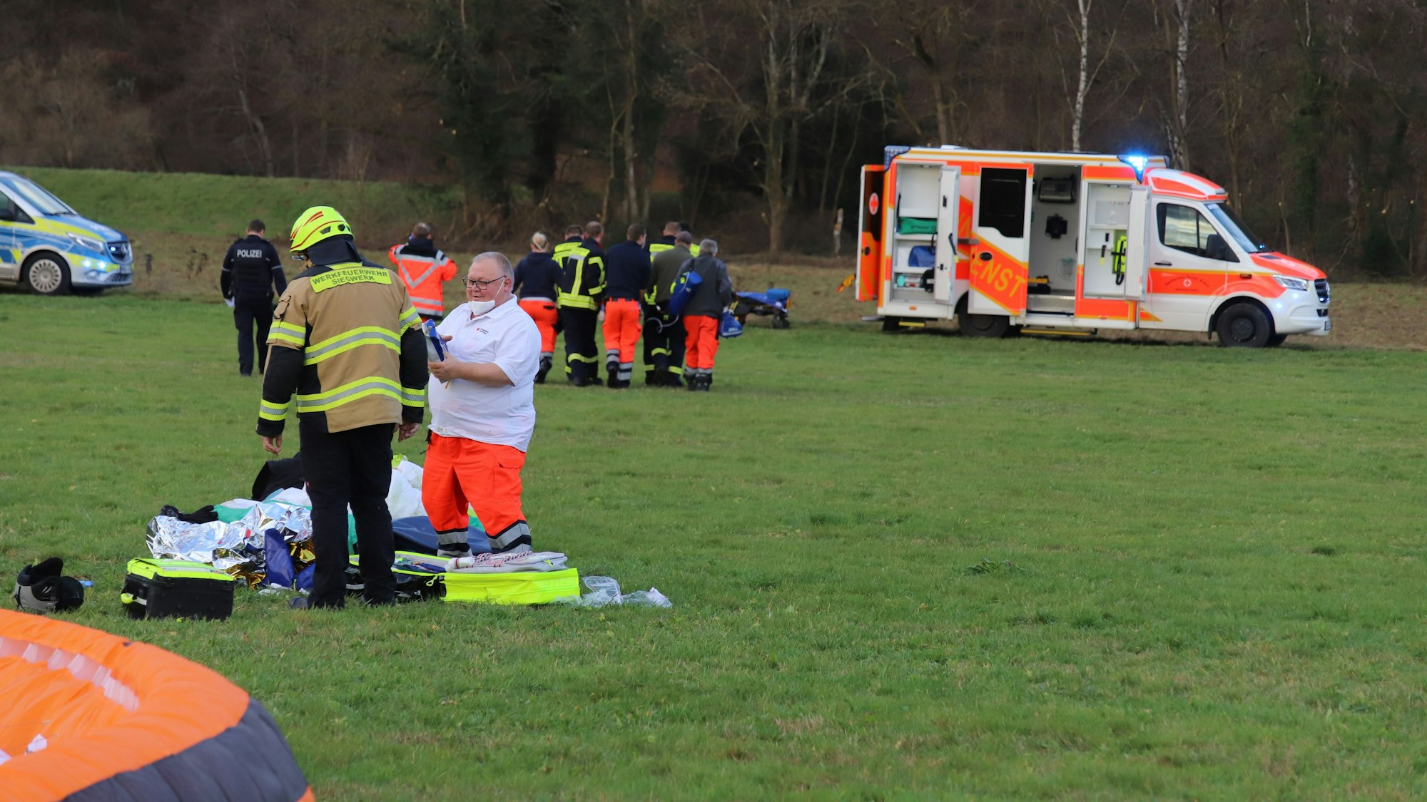 Einsatzkräfte versorgen einen Verletzten auf einem Hennefer Flugplatz.