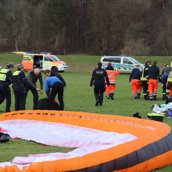 Ein Gleitschirm liegt nach einem Unfall auf dem Landeplatz in Hennef-Bülgenauel.