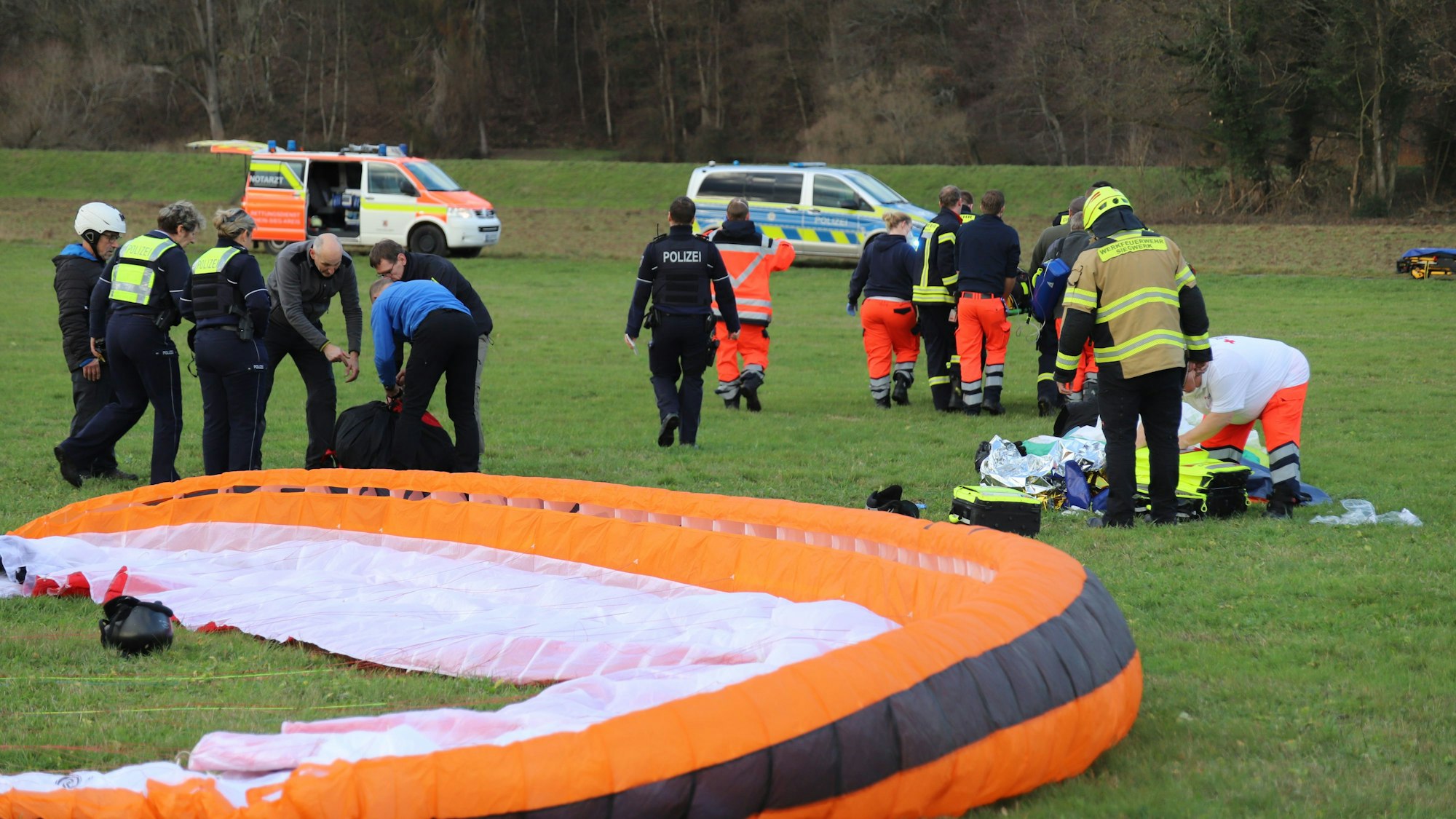 Ein Gleitschirm liegt nach einem Unfall auf dem Landeplatz in Hennef-Bülgenauel.