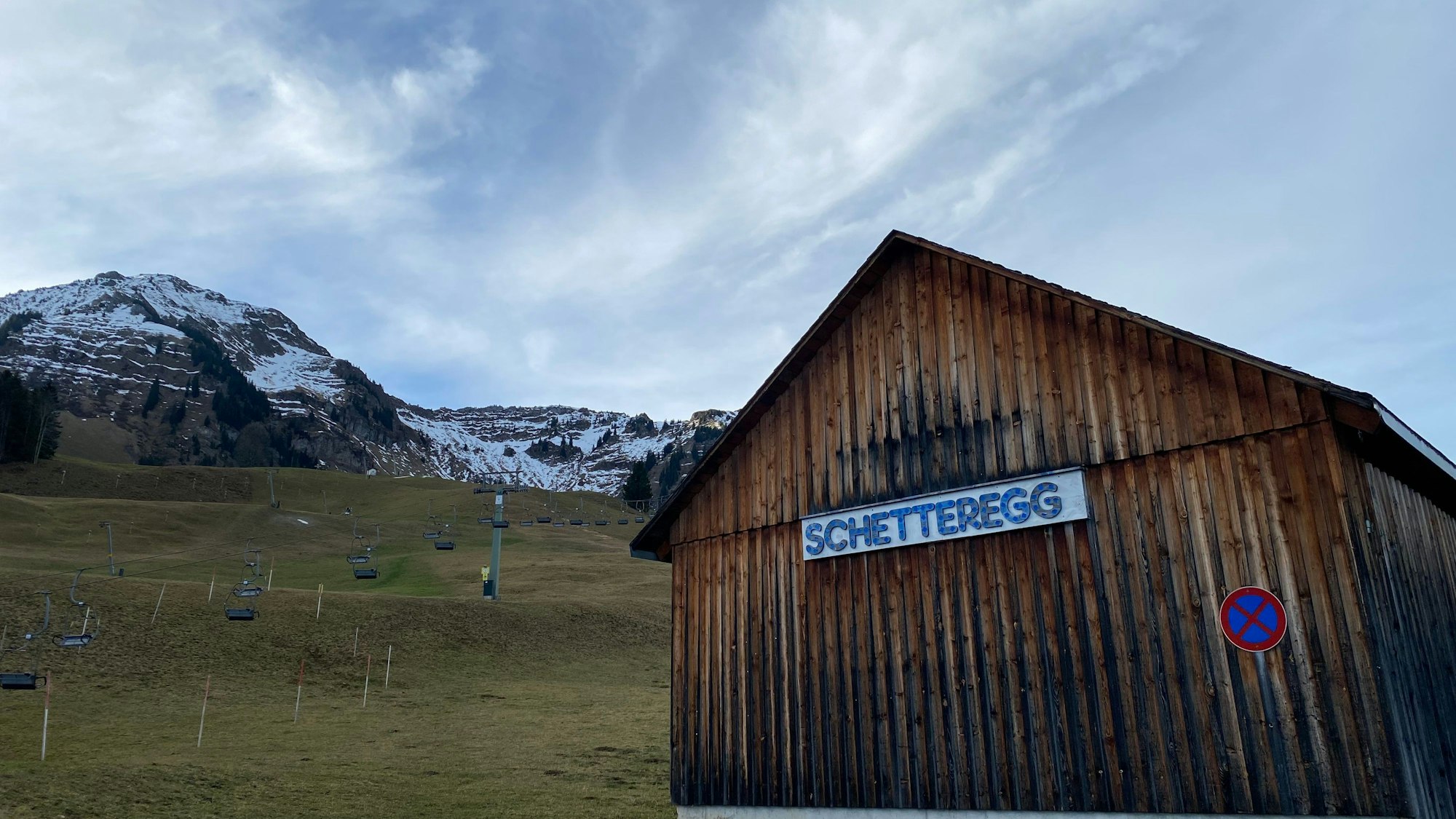 Österreich: Völlig grün und ohne Schnee ist eine Piste an einem Lift im Skigebiet Schetteregg.