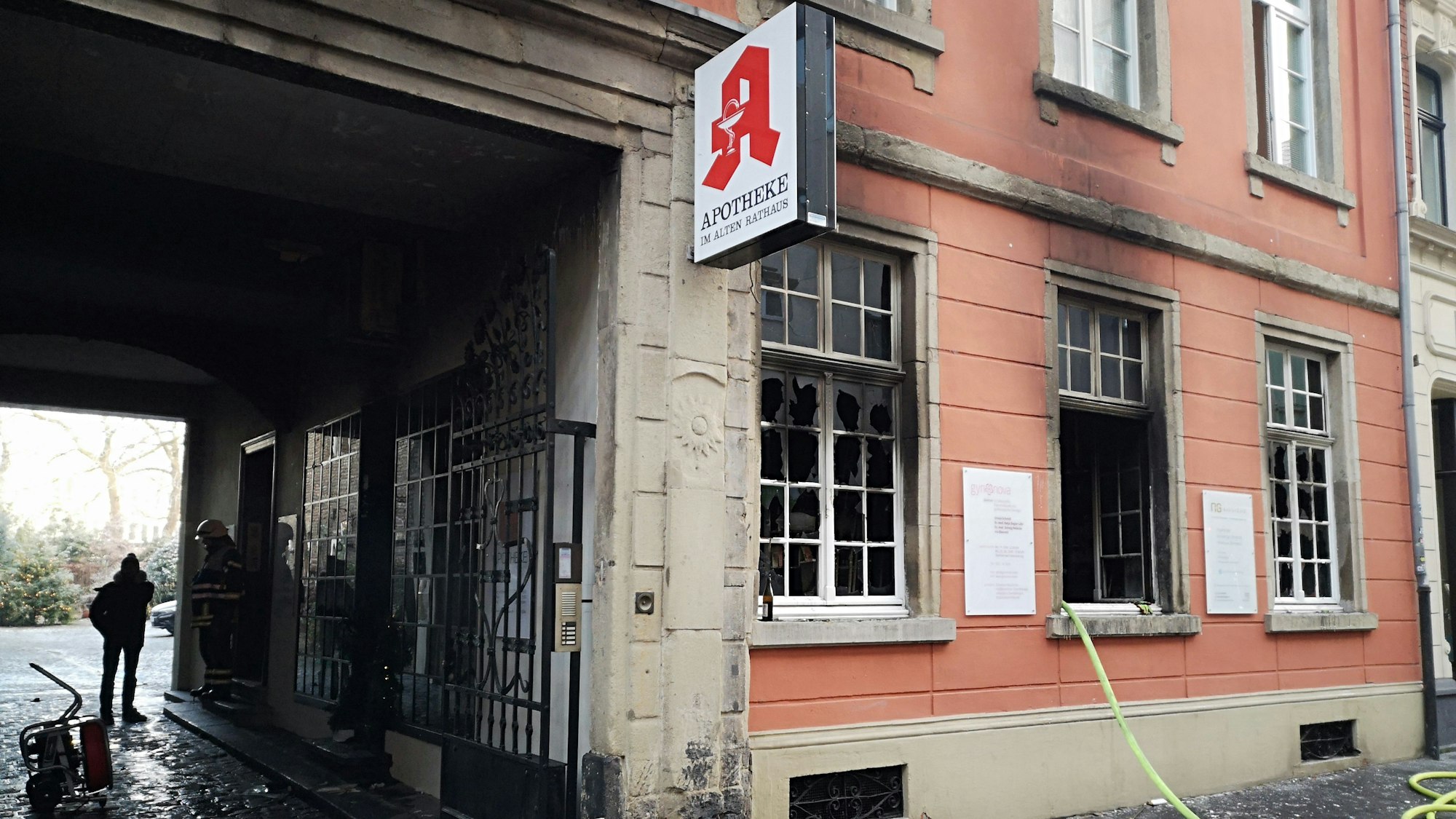 Verrußte Fenster der ausgebrannten Apotheke in Deutz