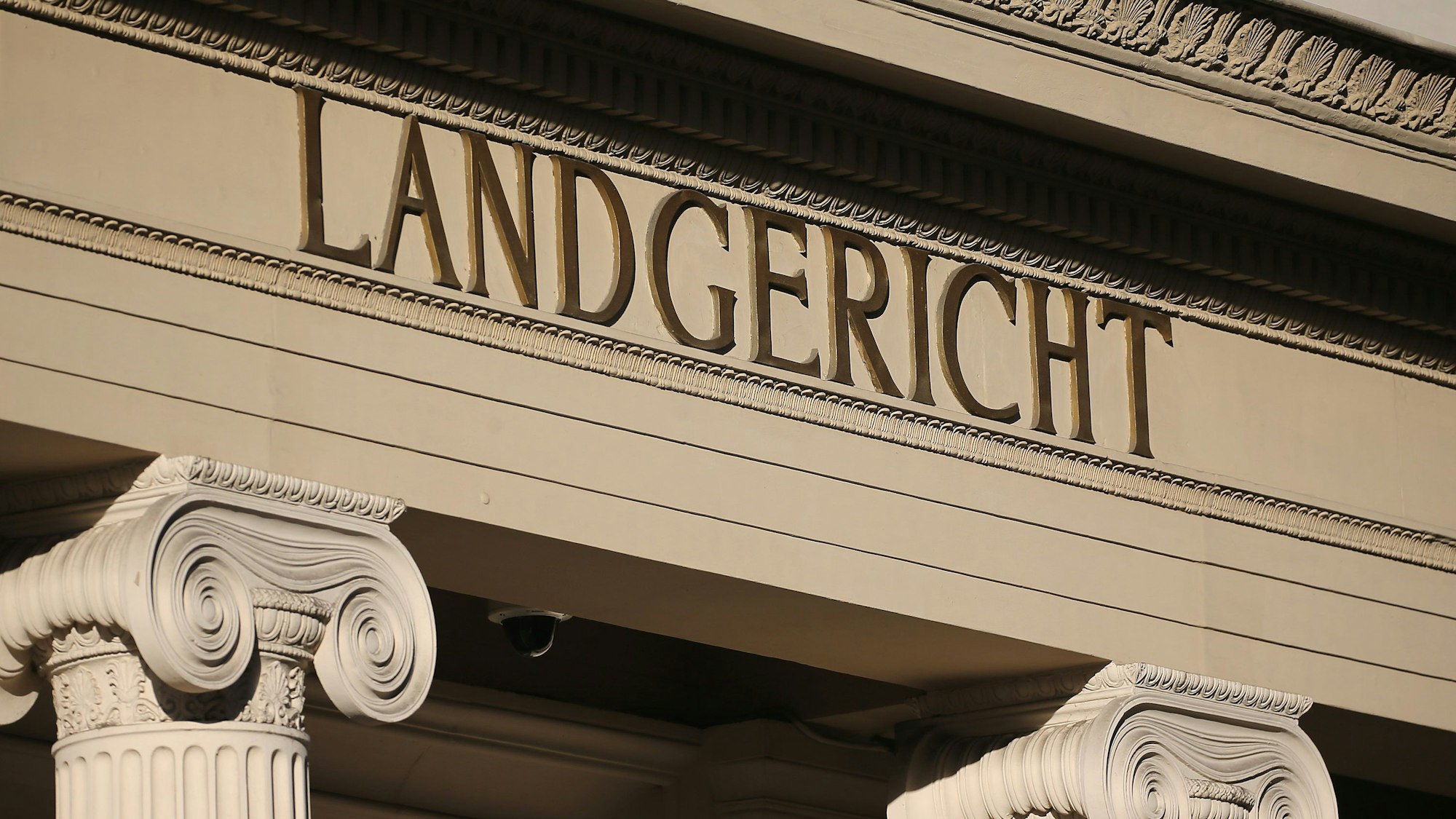 Das Eingangsportal des Bonner Landgerichts.
