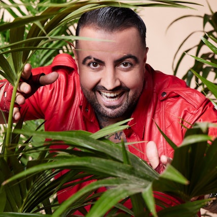 Cosimo Citiolo lacht umgeben von Pflanzen.